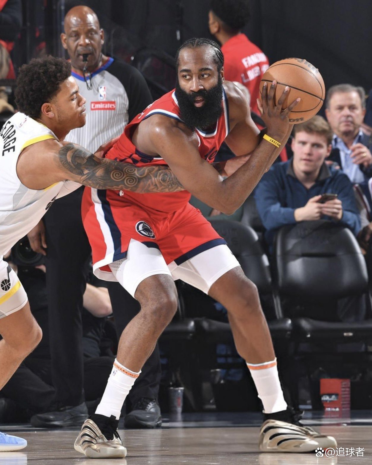 猛龙鏖战天津队，哈登惊艳四座