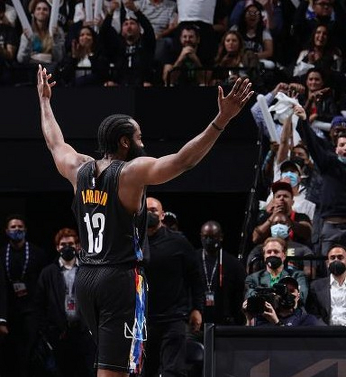 青岛队险胜雄鹿，欧文关键制胜