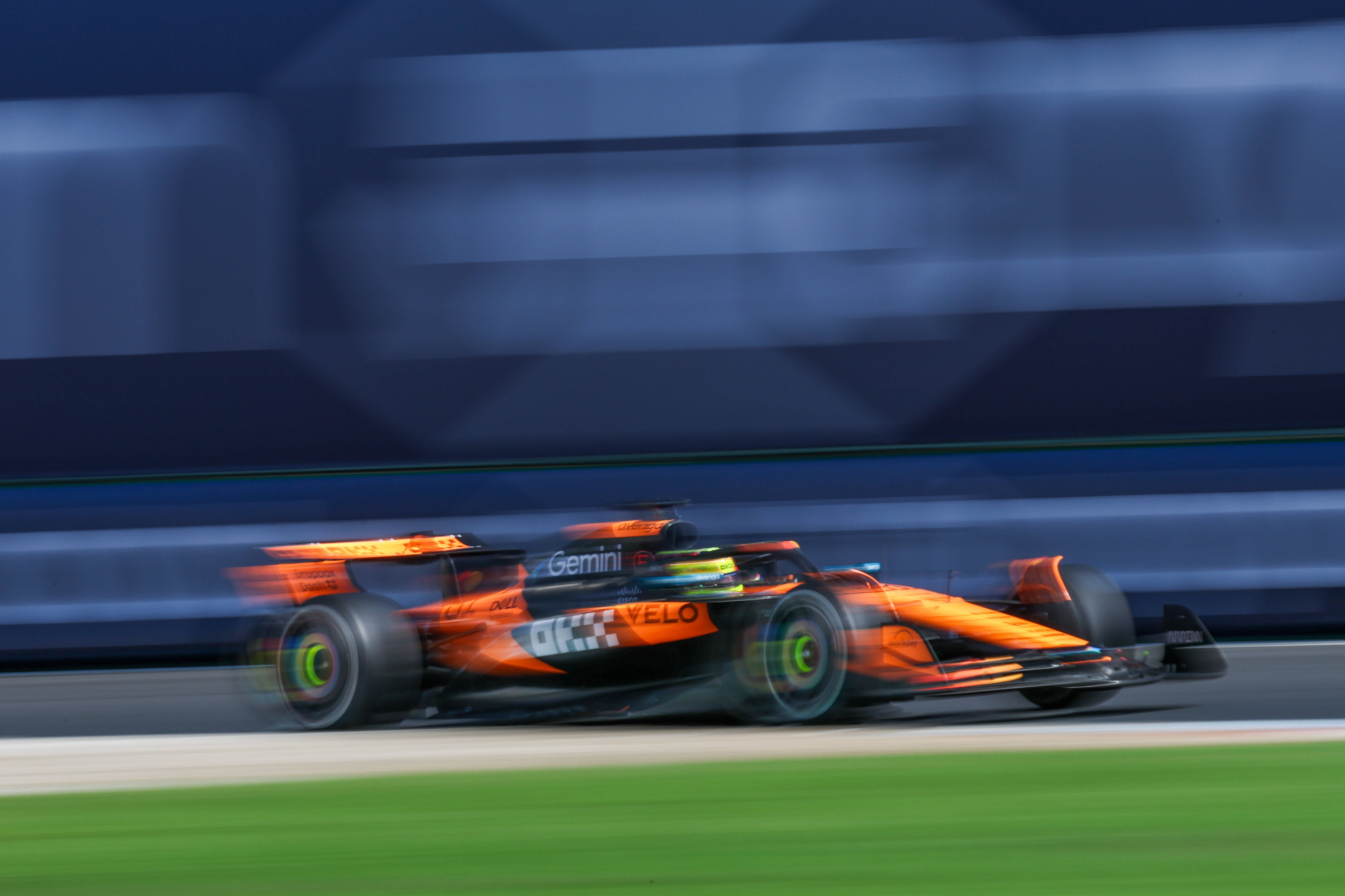 迈凯伦碾压红牛车队，皮亚斯特里统治全场