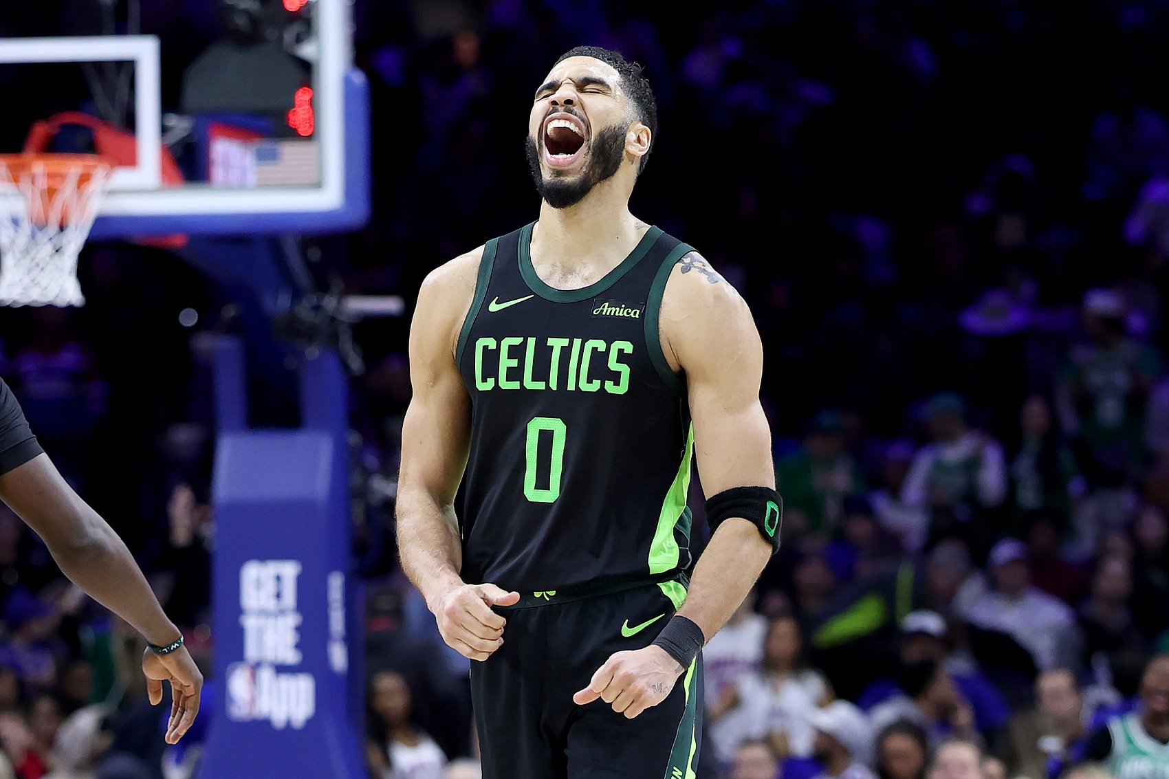 魔术轻取国王,塔图姆点燃赛场 魔术轻取国王,塔图姆点燃赛场