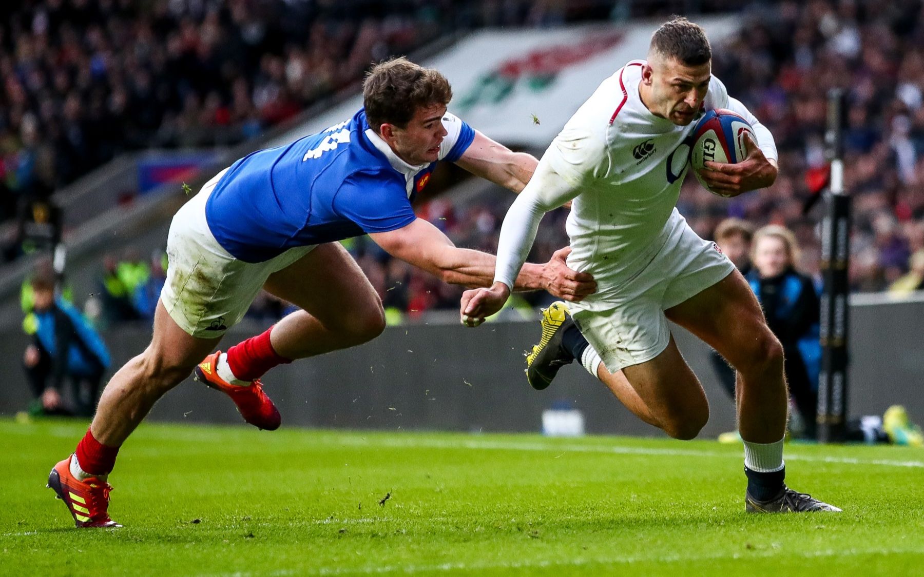 英格兰队横扫法国队，马龙状态火热