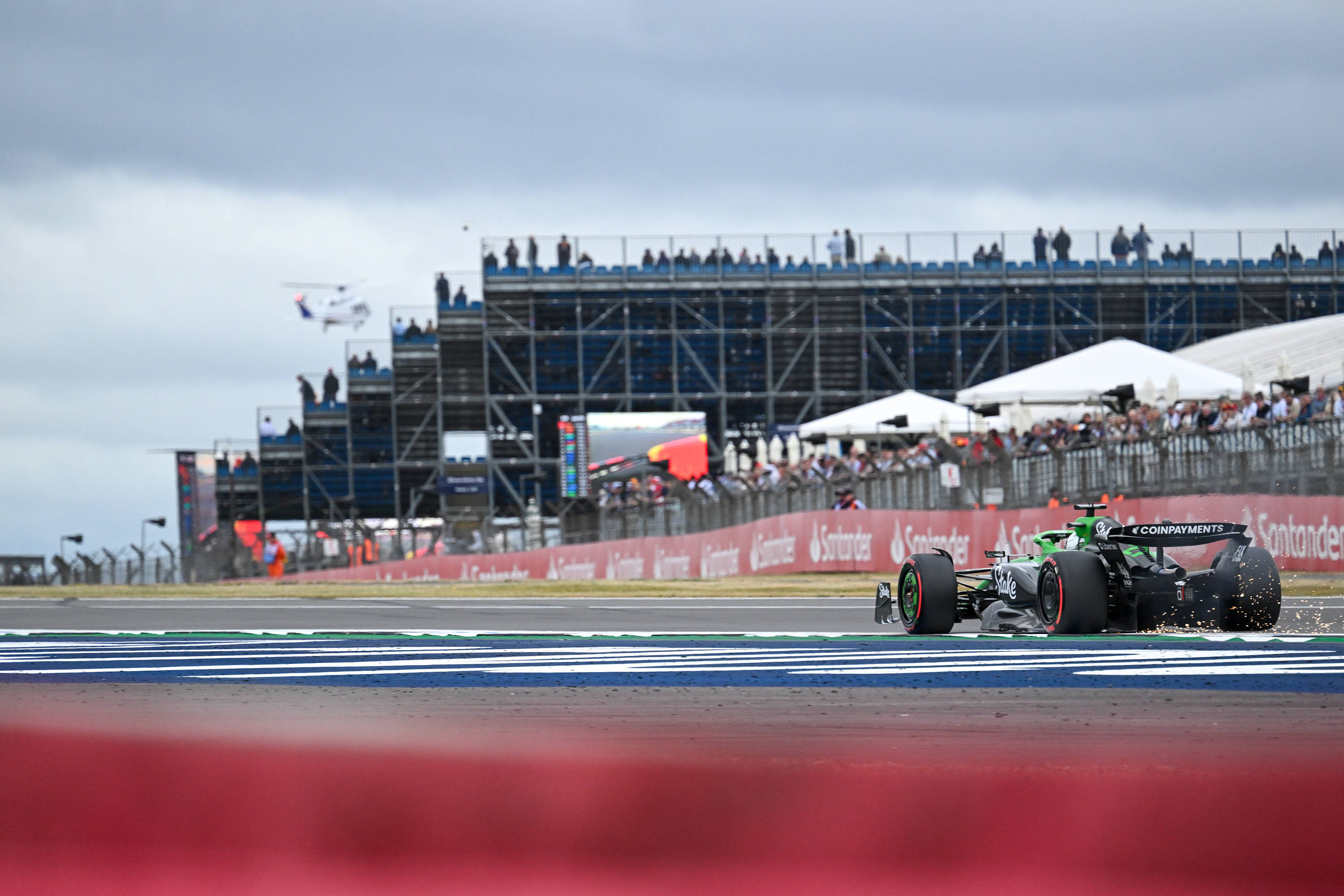 阿斯顿马丁力克索伯车队，皮亚斯特里扛起全队