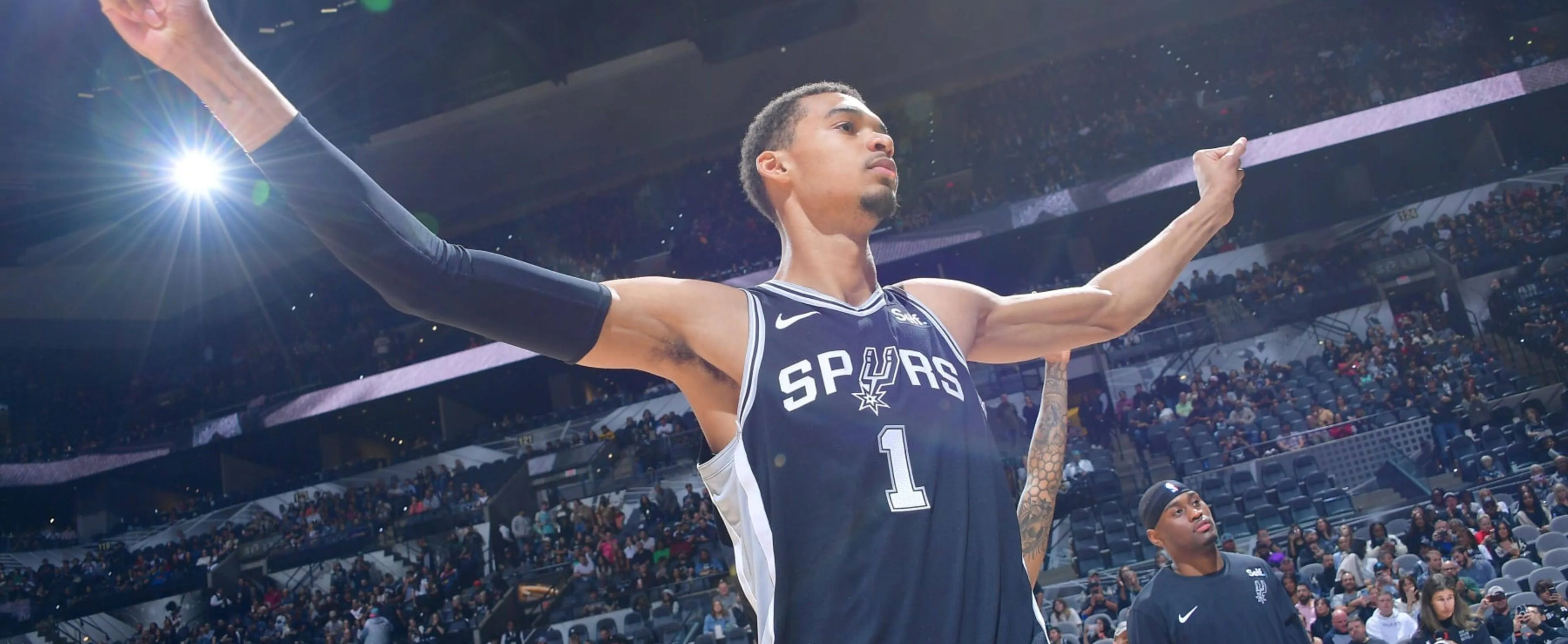 马刺逆转浙江队，布克统治全场