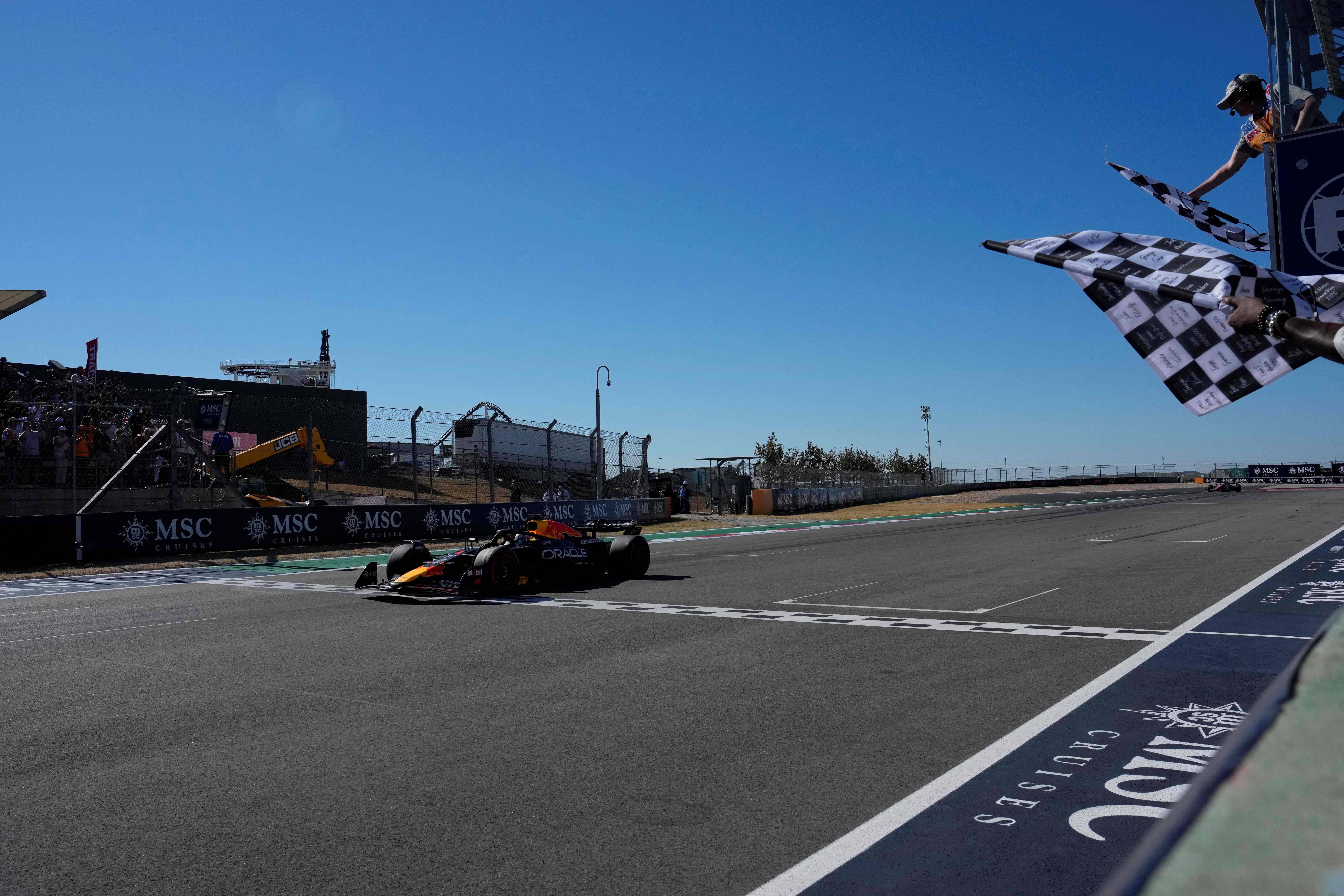 红牛车队翻盘迈凯伦，汉密尔顿带队取胜