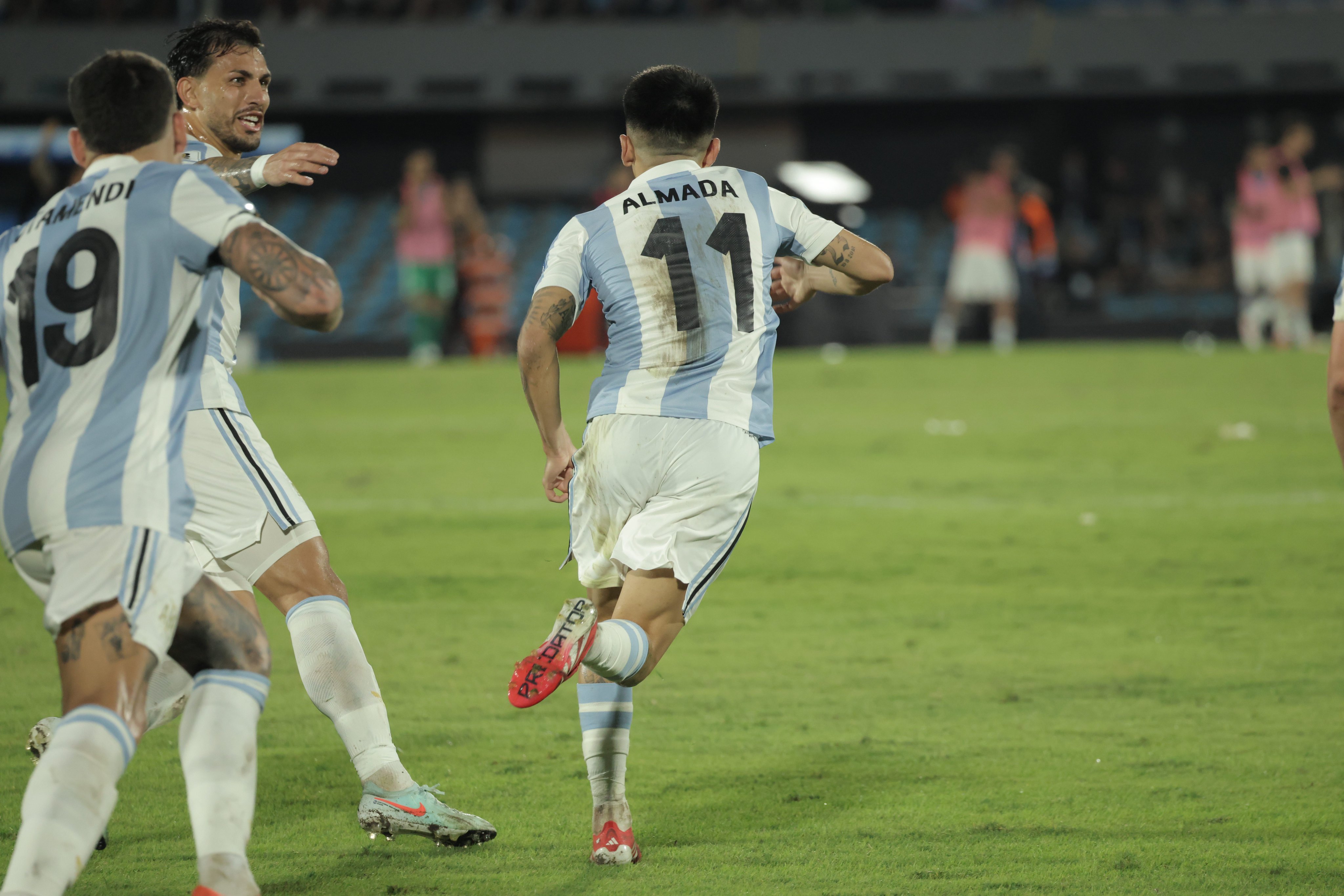 阿根廷险胜曼联,内马尔带队取胜 阿根廷险胜曼联,内马尔带队取胜