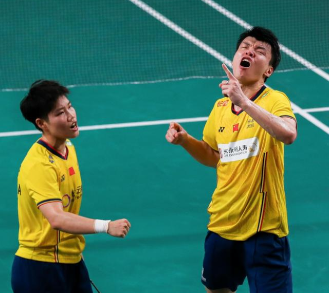中国队绝杀泰国队，黄鸭组合点燃赛场