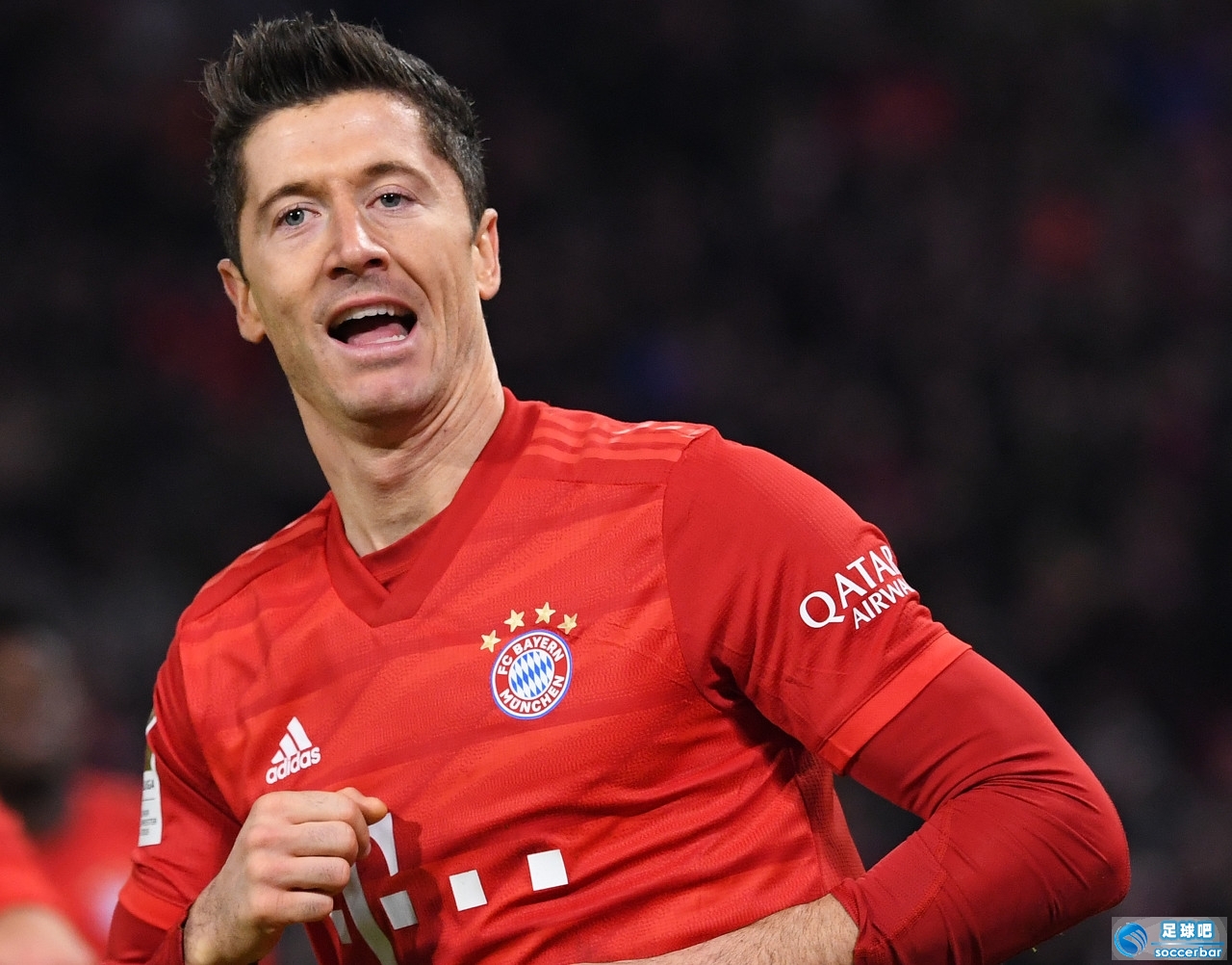 智利险胜丹麦，莱万统治全场