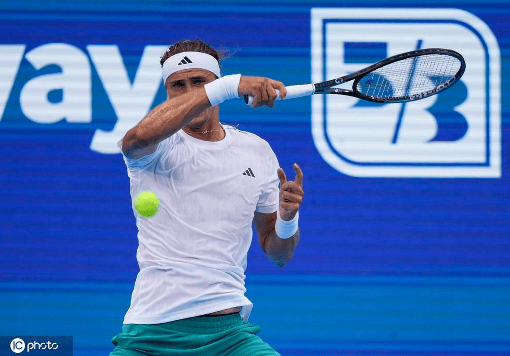 戴维斯杯逆转法网，兹维列夫统治全场