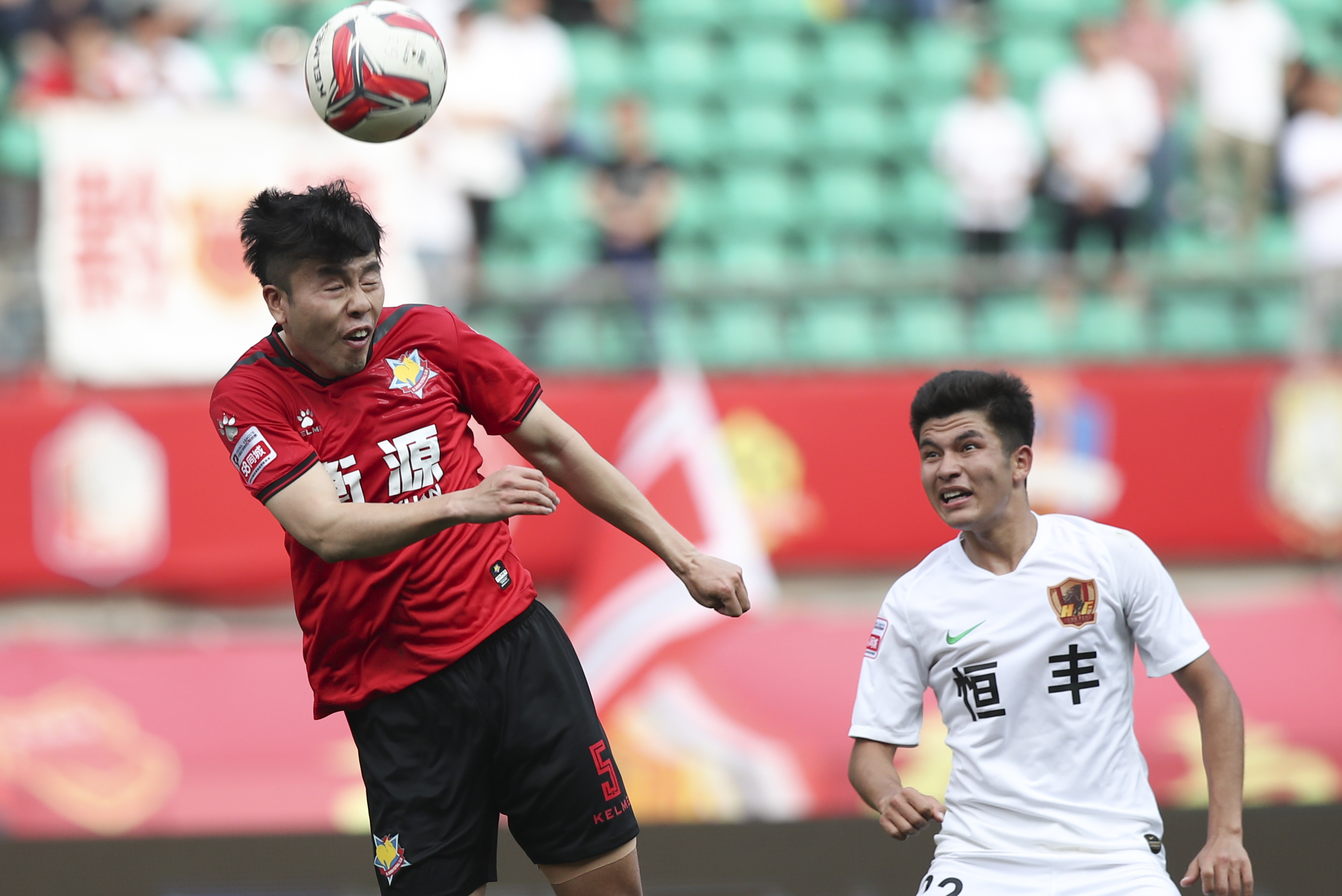 足球场外事件频发，俱乐部管理层面临批评