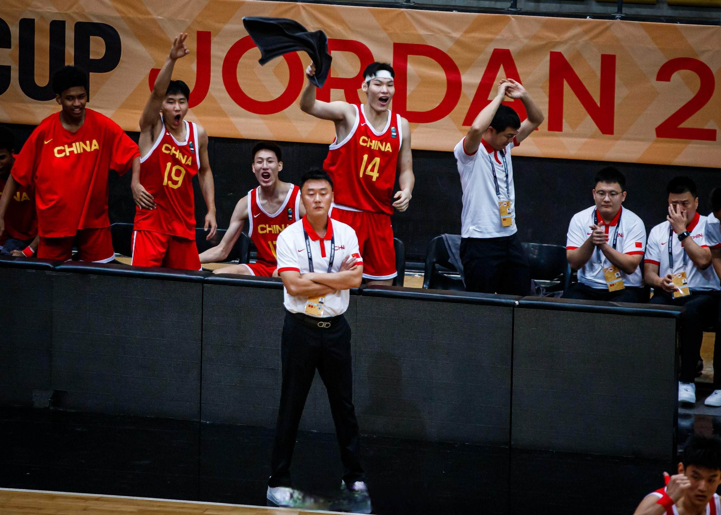 客场作战，球队力克对手夺冠