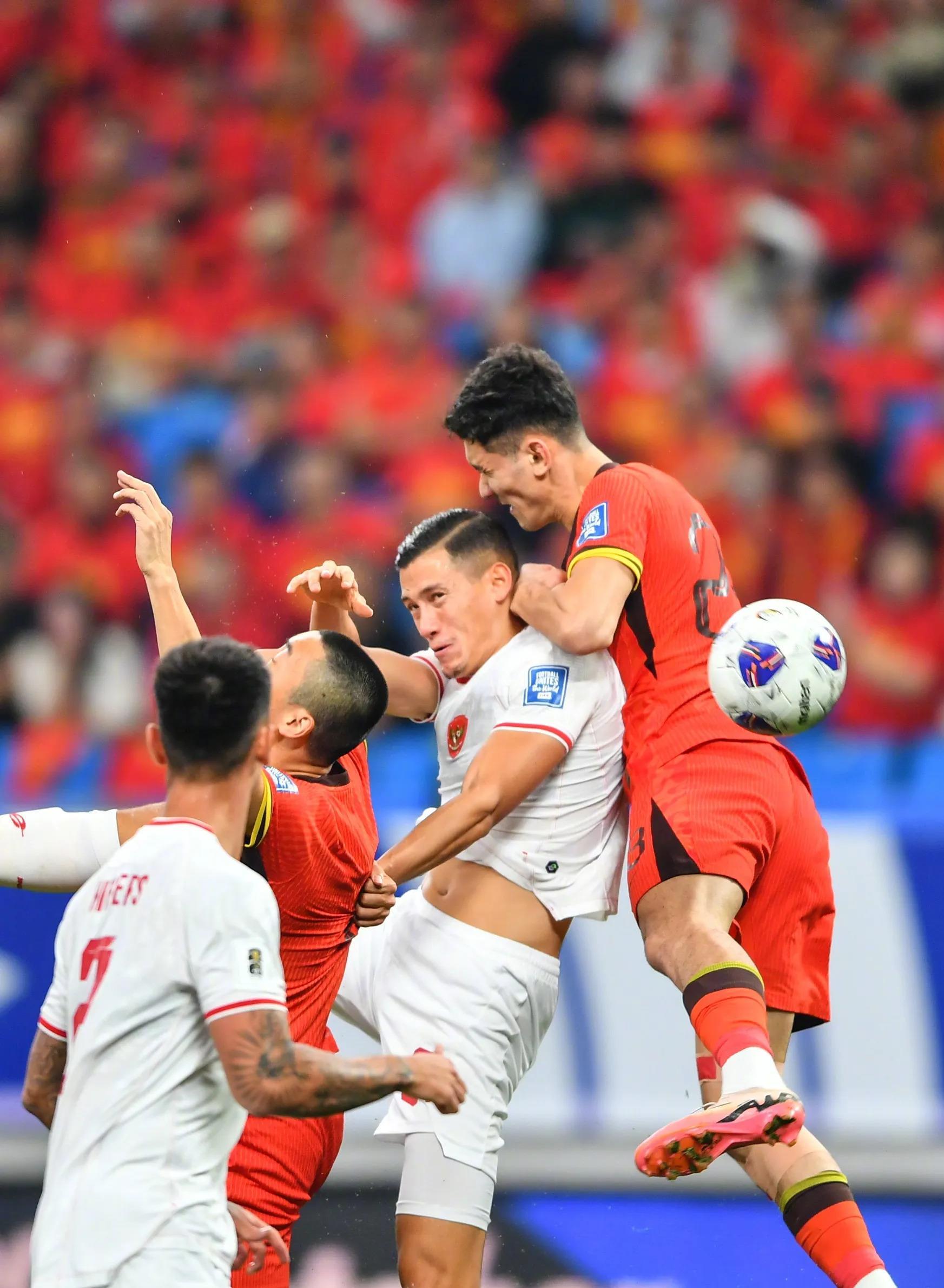 客场作战，球队力克对手夺冠