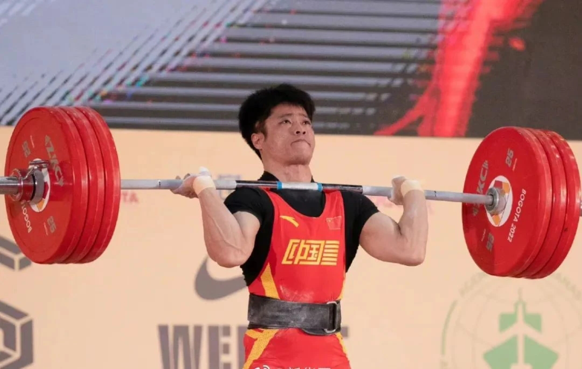 民生共和国跳高选手实力非凡，赢得掌声