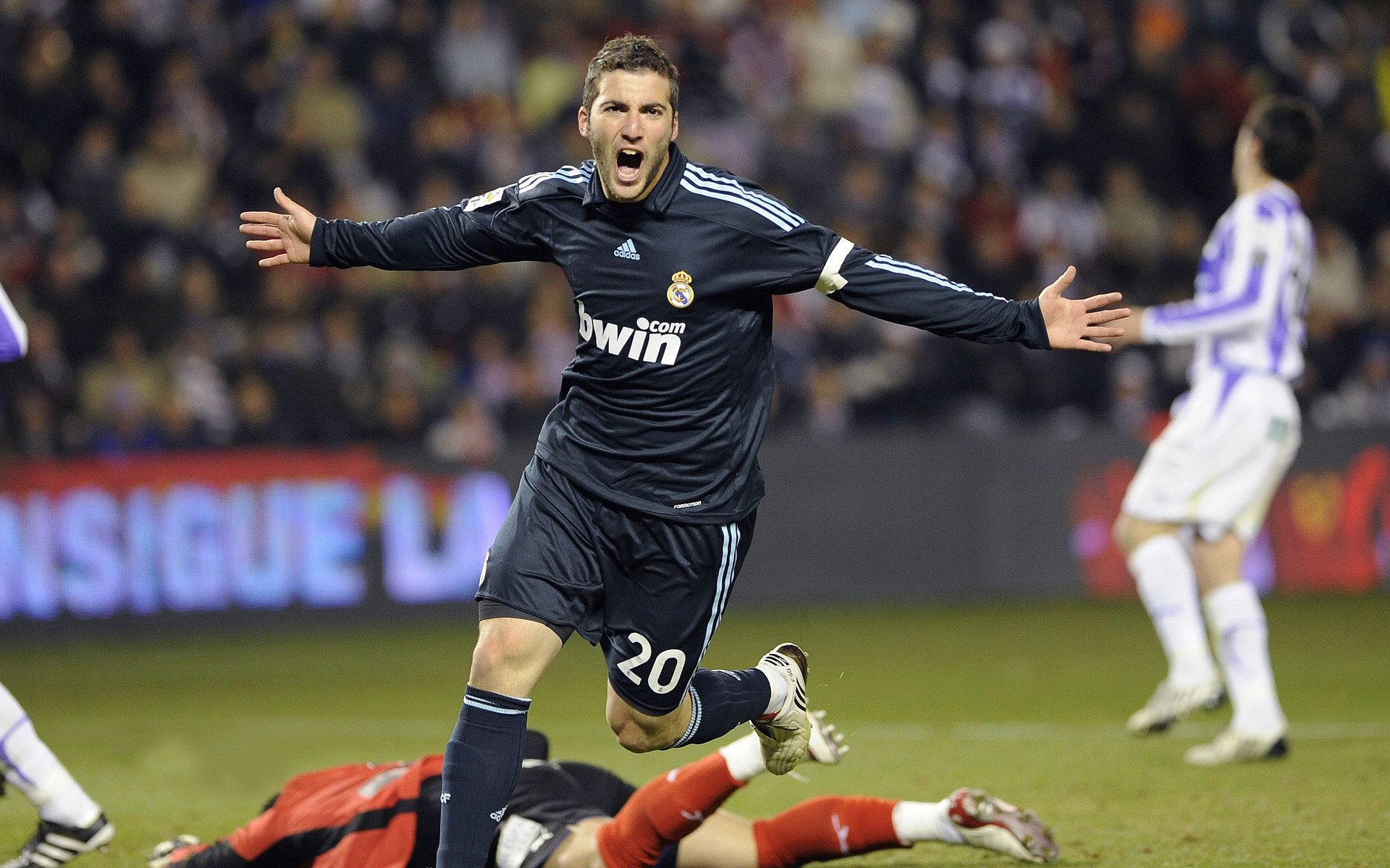 弗拉霍维奇爆发难救主，莱比锡红牛险胜佛罗伦萨背后的战术博弈